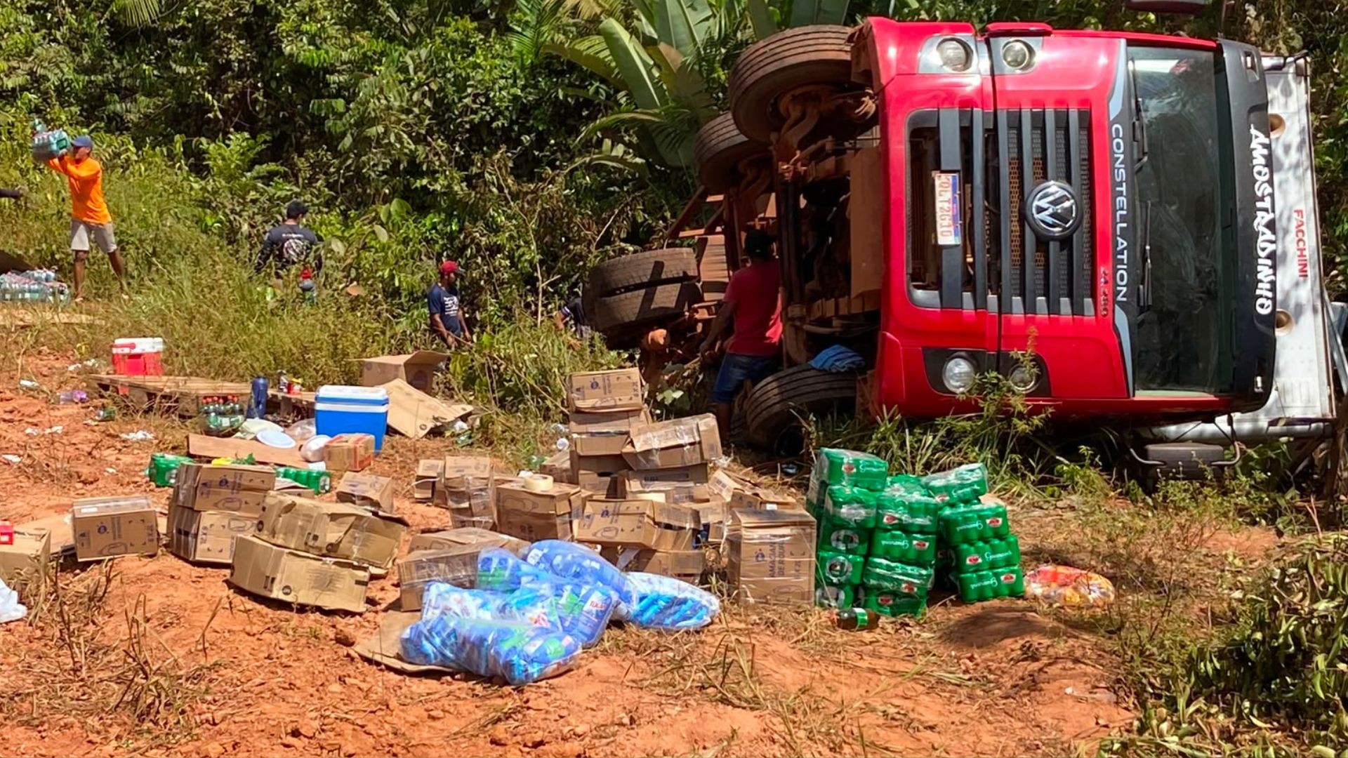Caminhão com alimentos tomba em estrada que dá acesso a Oiapoque, no Amapá