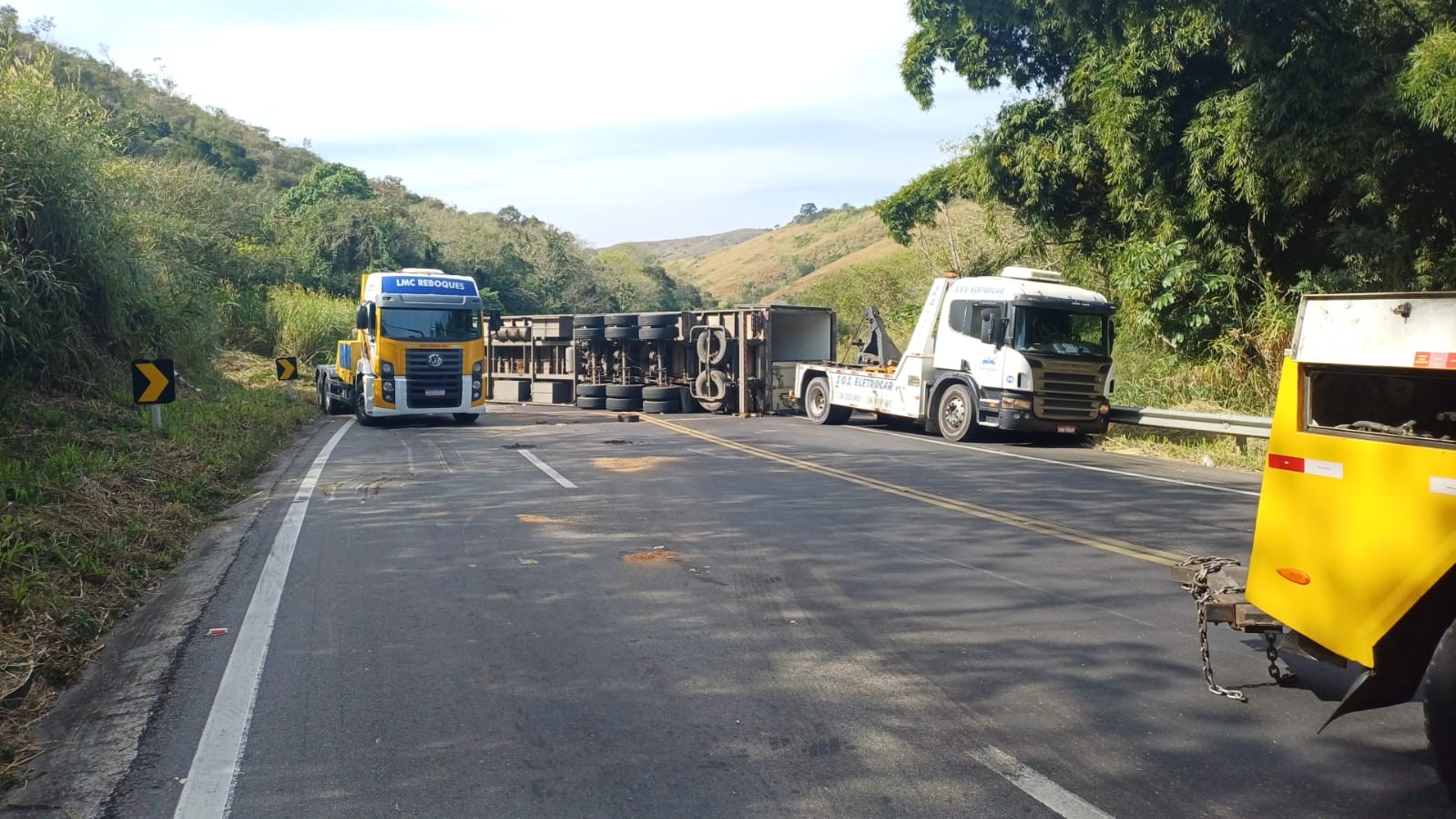 Carreta tomba e interdita pista por 18h na BR-393,