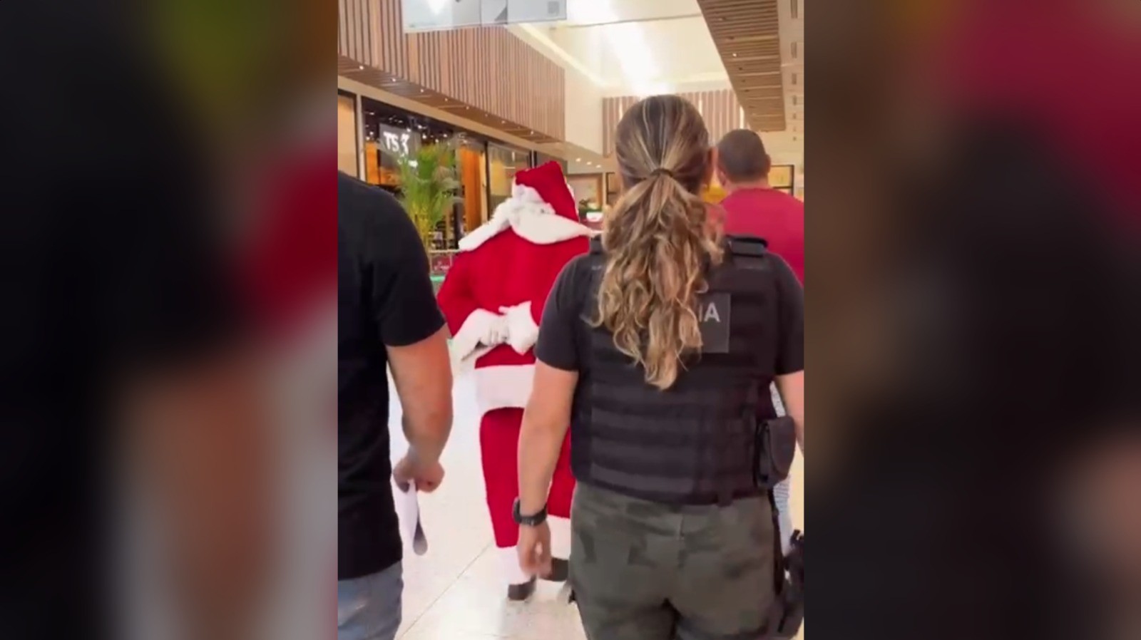 Homem vestido de Papai Noel em shopping é preso suspeito de estupro de vulnerável em SC; VÍDEO