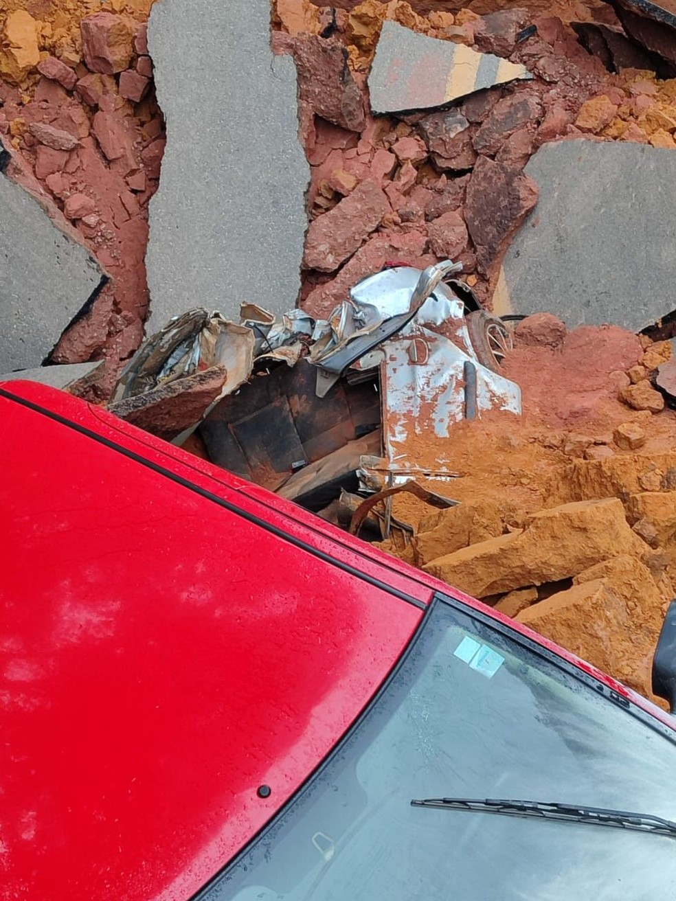 Pista cede, 'engole' dois carros e três mulheres morrem soterradas na BR-474 — Foto: Redes Sociais