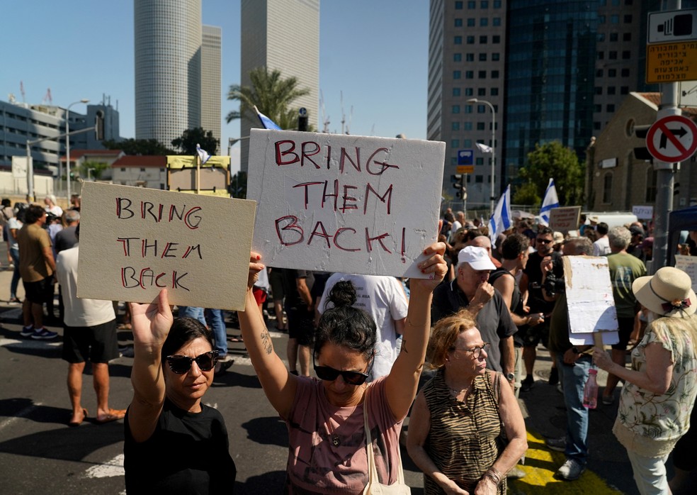 Israelenses participam de uma manifestação em Tel Aviv, pedindo o retorno de familiares que foram feitos reféns durante invasão do Hamas a Israel. — Foto: REUTERS/Janis Laizans