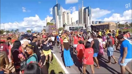 Indígenas marcham até o Palácio do Planalto para encontro com presidente Lula, em Brasília - Programa: G1 DF 