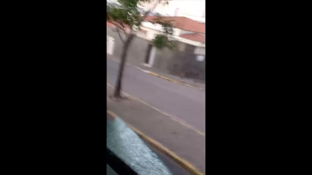 VÍDEO: Ônibus escolar é apedrejado em Caruaru; motoristas e estudantes estavam no interior do veículo