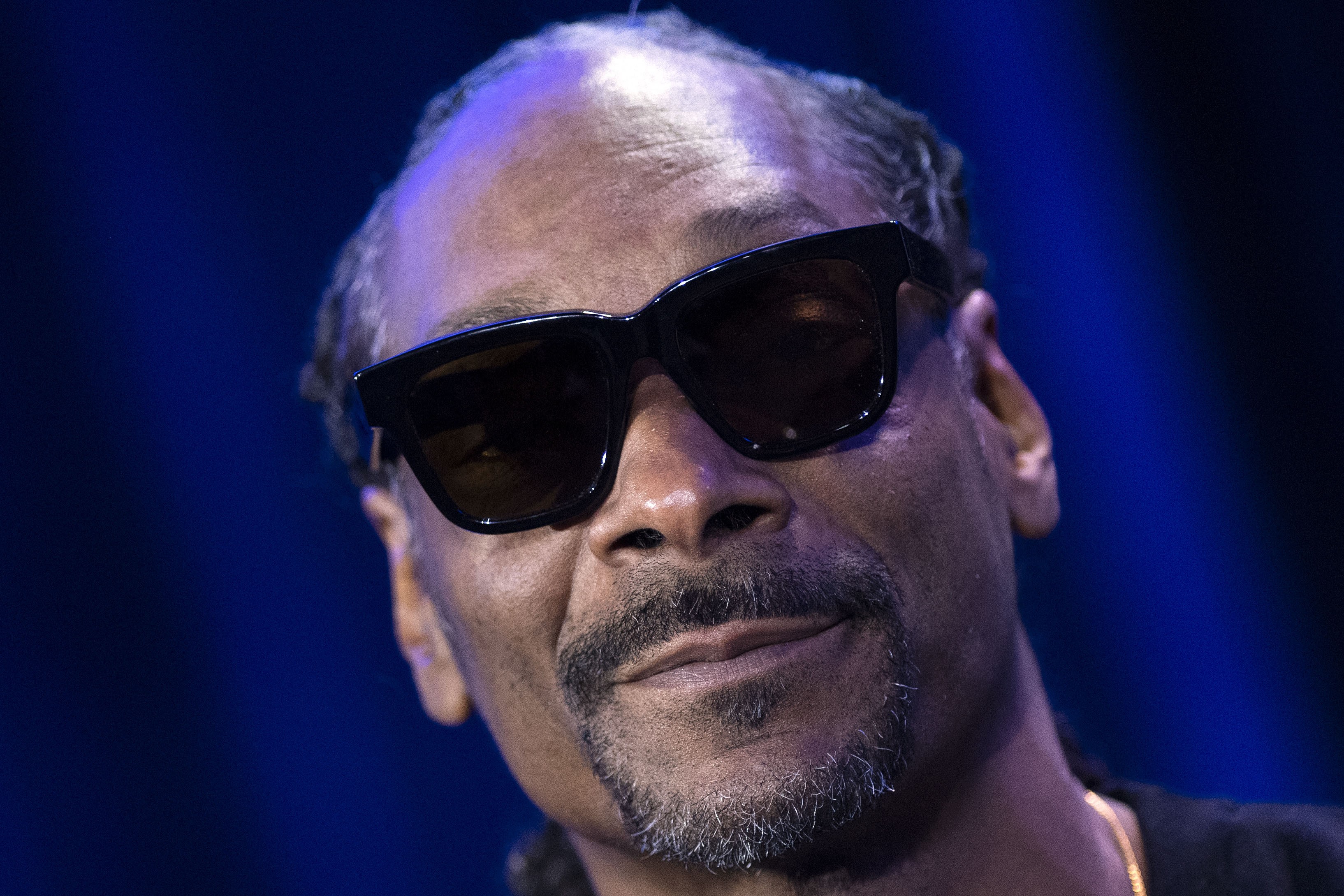 É #FAKE que Snoop Dogg e Johnny Depp vestiram camisa do Botafogo em jogo da Copa do Mundo de clubes; trata-se de uma pegadinha com sósias