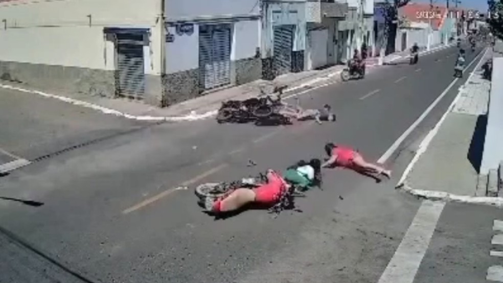 Acidente com três motos em Parambu, no Ceará, deixa quatro feirdos — Foto: TV Verdes Mares/Reprodução