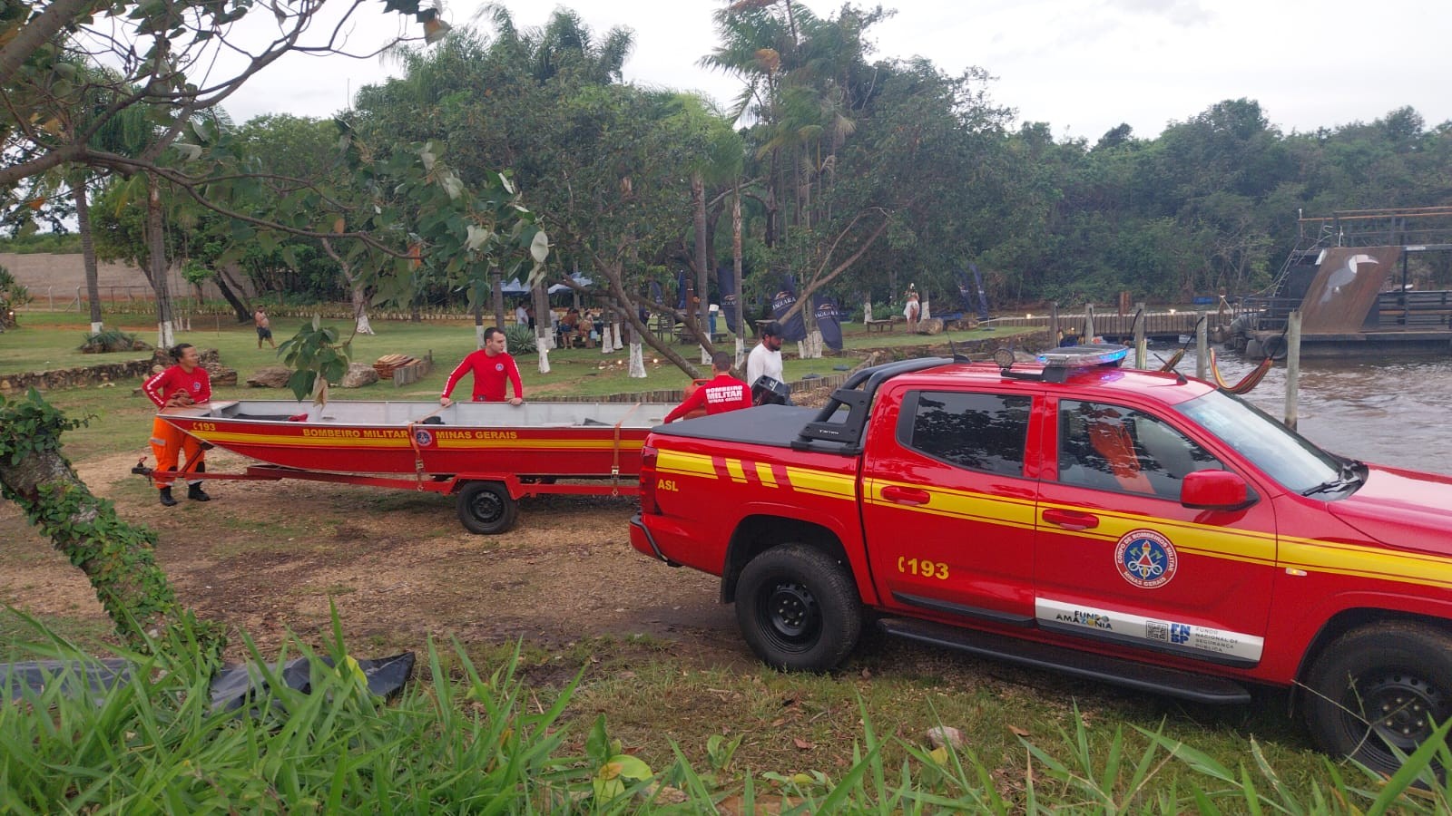 Bombeiros fazem buscas por adolescente que caiu de moto aquática no Rio Grande na divisa entre MG e SP