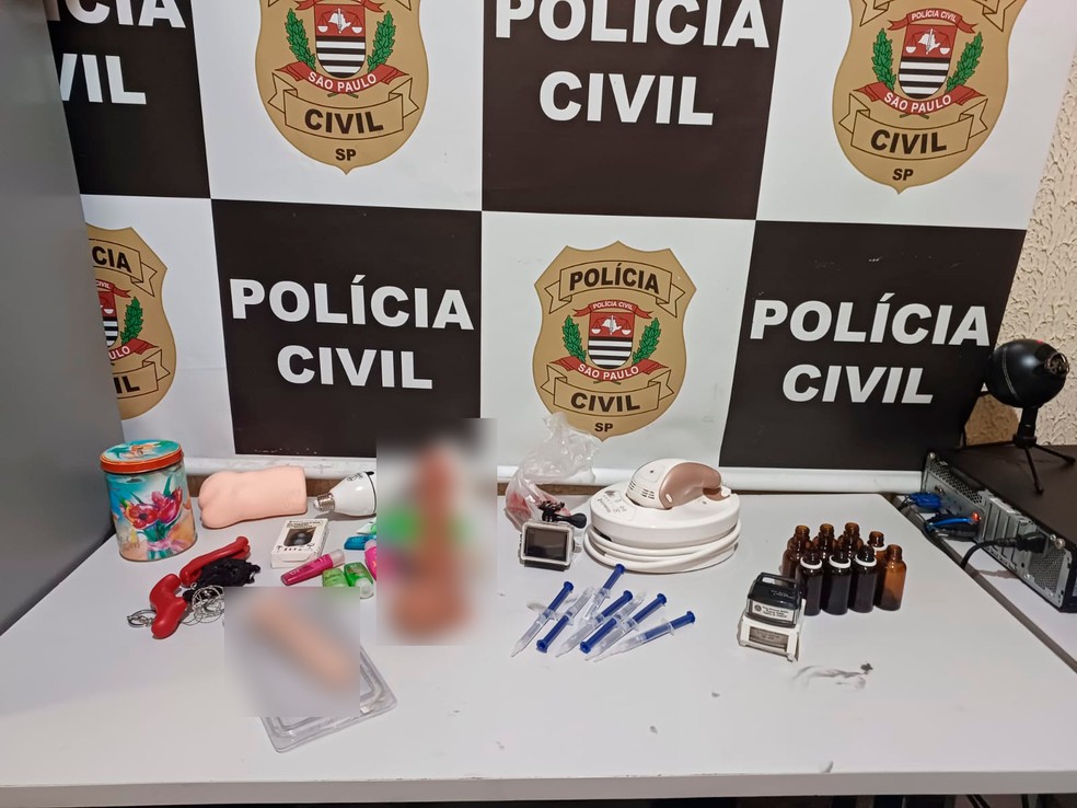 Acessórios sexuais, seringas e outros itens foram apreendidos na casa do suspeito. — Foto: Polícia Civil/Divulgação