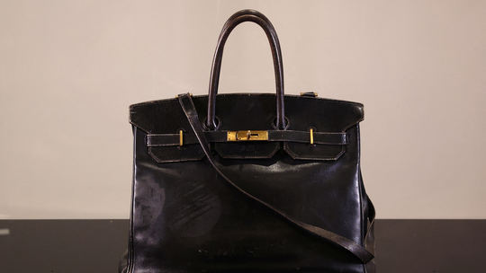 Primeira bolsa Birkin é leiloada por R$ 55 milhões - Primeiro exemplar é a bolsa mais cara já vendida e o item de luxo mais valioso já leiloado na Europa.