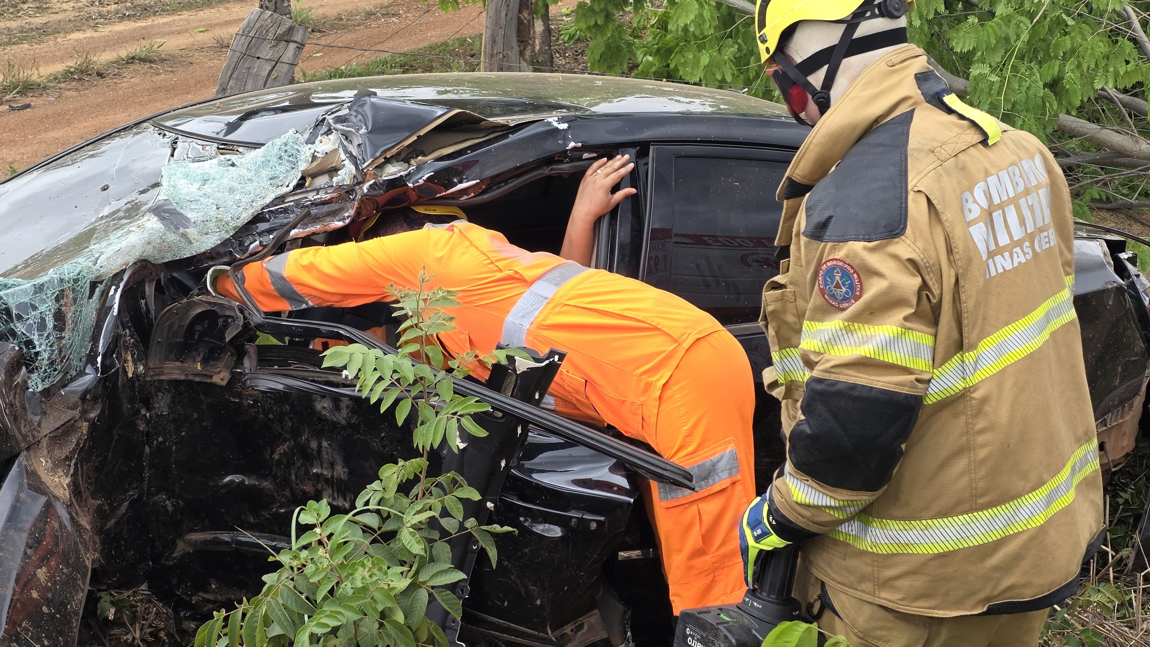 Motorista fica presa às ferragens após bater carro em árvore na rodovia entre Unaí e Brasília 