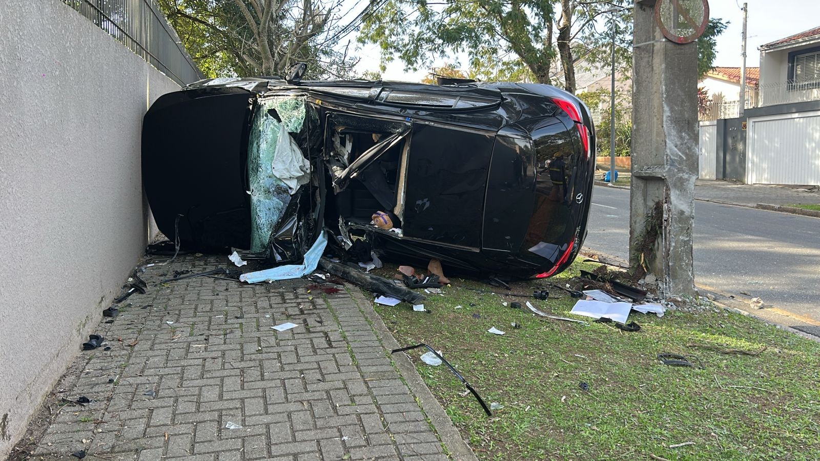 VÍDEO: motorista fica em estado grave ao se envolver em acidente em rua sem sinalização, em Curitiba