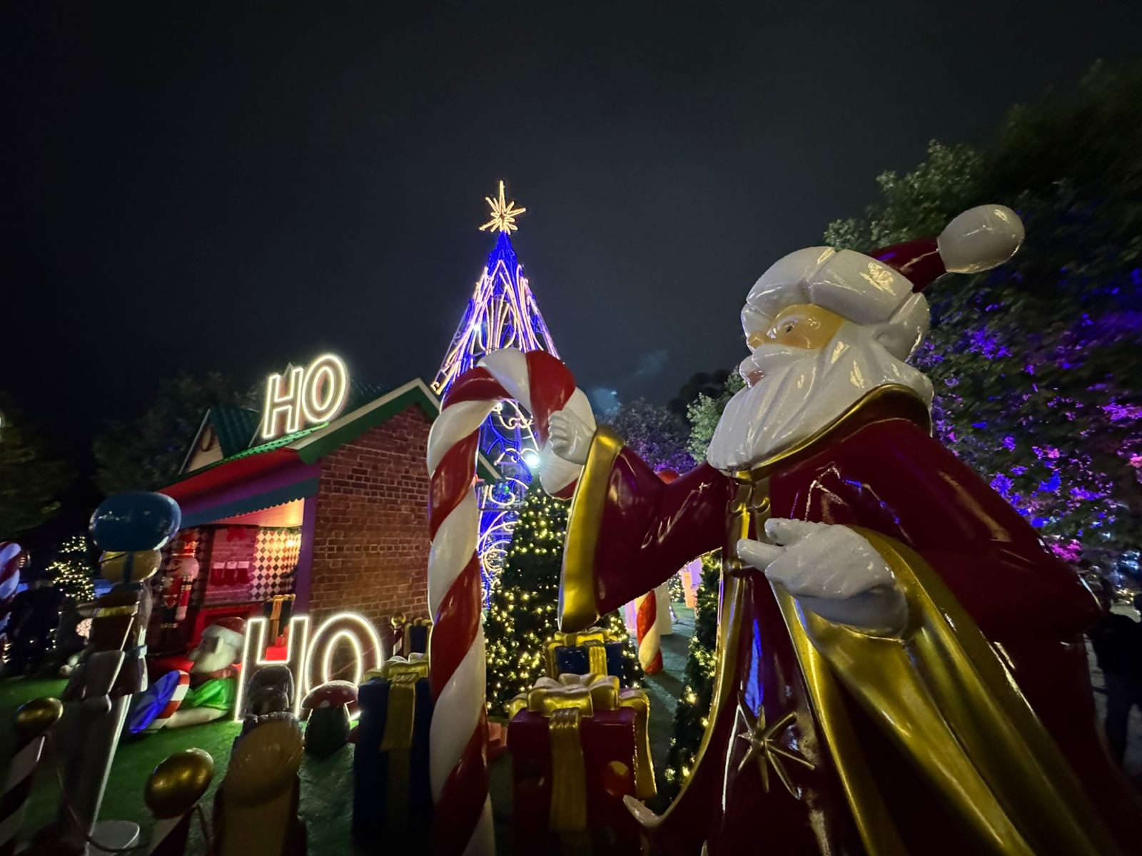 Decoração de Natal em Campos do Jordão tem bonecos de neve, soldadinhos de chumbo e brinquedos temáticos; veja FOTOS
