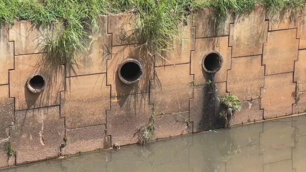 1 de 5
Esgoto sendo despejado no Rio Bauru, na avenida Nuno de Assis &mdash; Foto: TV TEM/Reprodu&ccedil;&atilde;o