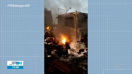 Carreta fica destruída após pegar fogo na BR-153, próximo a Colinas do Tocantins