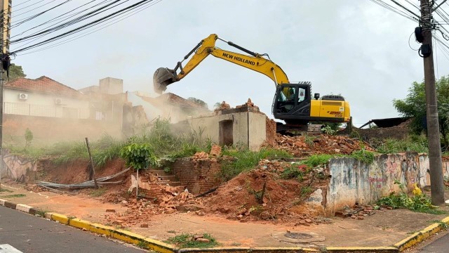 Casarão de 1919, abandonado e alvo de denúncias de tráfico, é demolido pela Prefeitura de Presidente Prudente