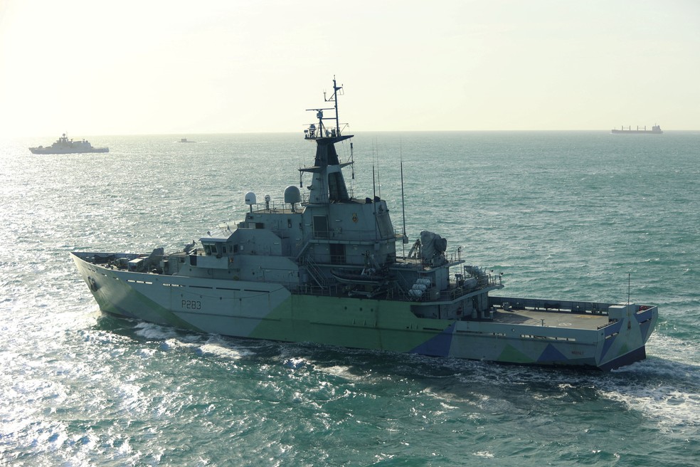 Navio de guerra britânico segue fragata russa Almirante Grigorovich (ao fundo à esquerda). Foto sem localização e sem data. — Foto: Ministério da Defesa do Reino Unido/Marinha Real britânica/Handout via REUTERS