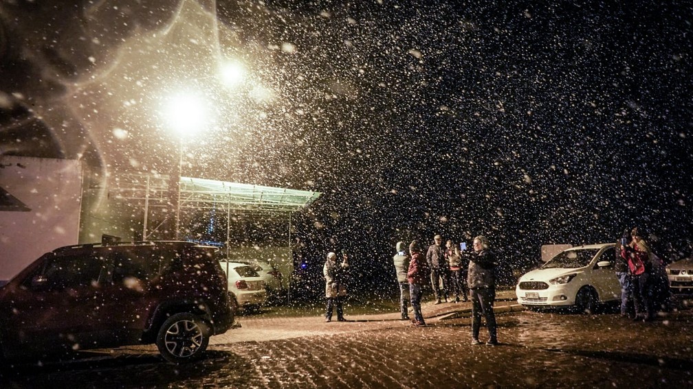 Flocos de neve caem em Urupema na noite em 2022 — Foto: Tiago Ghizoni/NSC/Arquivo