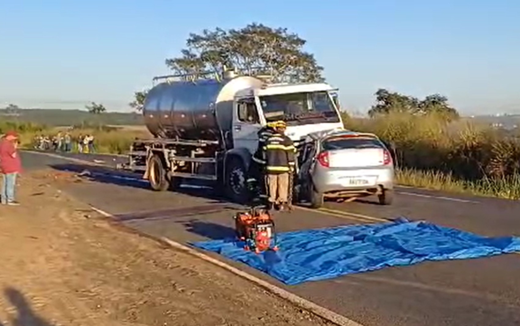 Motorista morre após bater contra caminhão em rodovia de Goiás