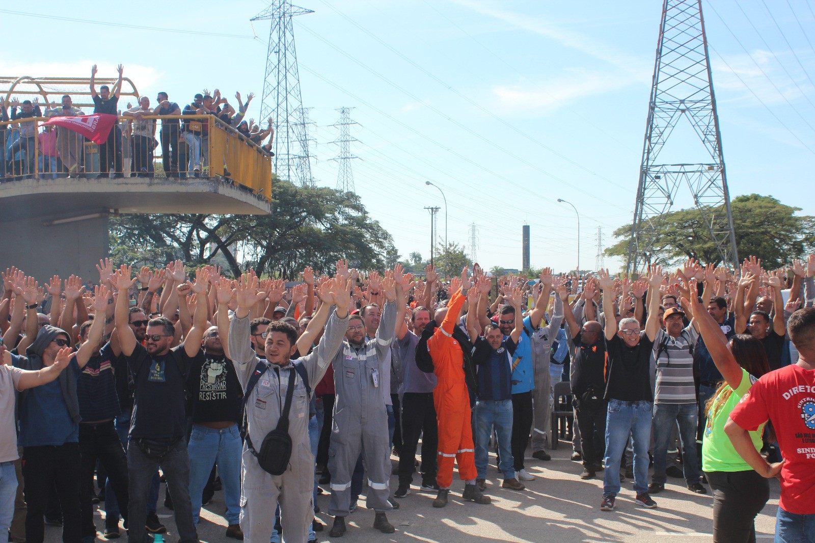 2 mil funcionários terceirizados da Revap entram em greve em São José dos Campos, SP