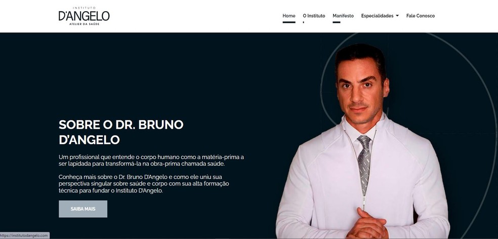 Bruno D´Angelo informa no site de sua clínica que ajuda pacientes a esculpirem corpos — Foto: Reprodução