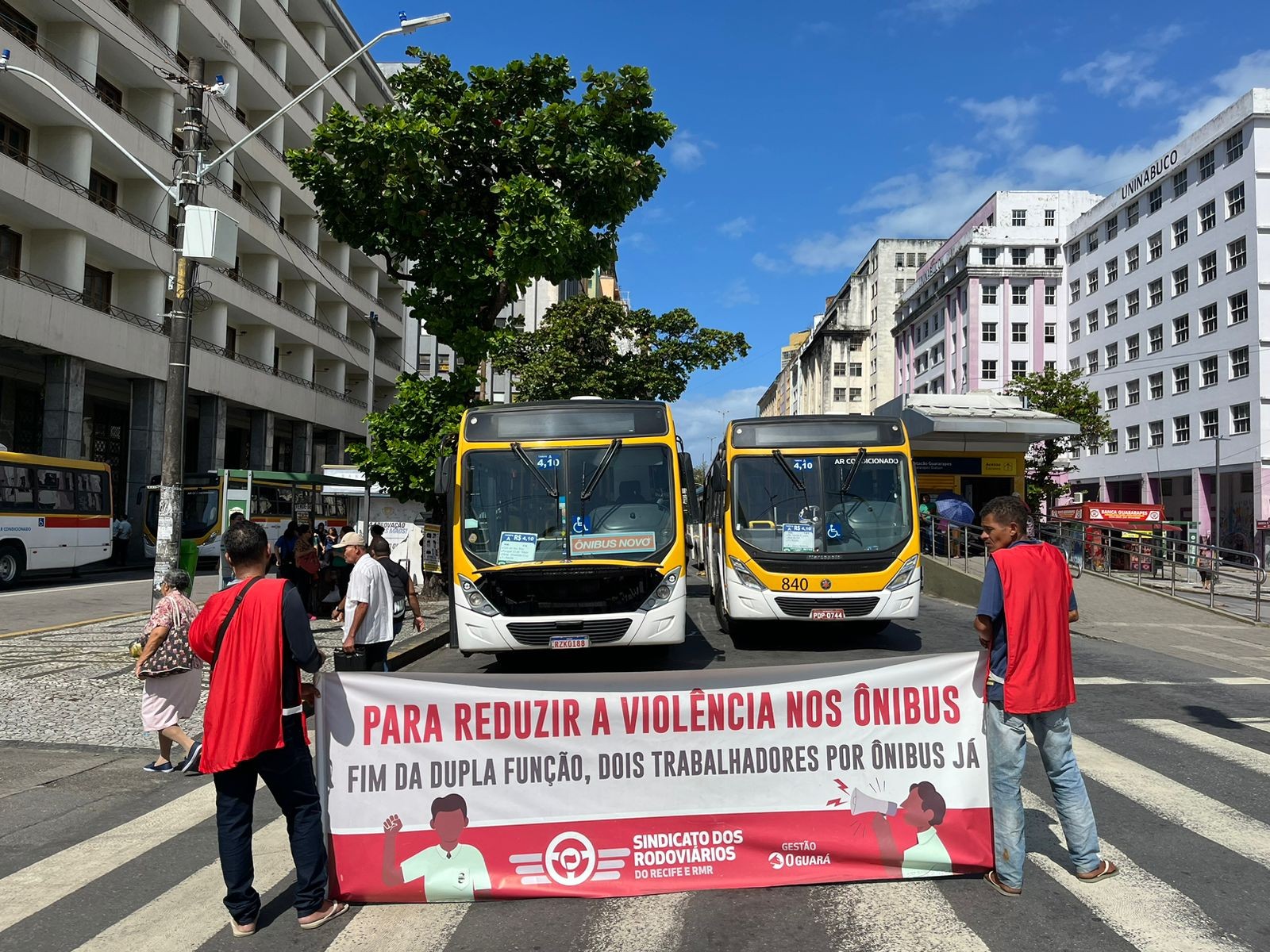 Motoristas de ônibus interditam trânsito no centro do Recife em protesto por melhores salários e condições de trabalho