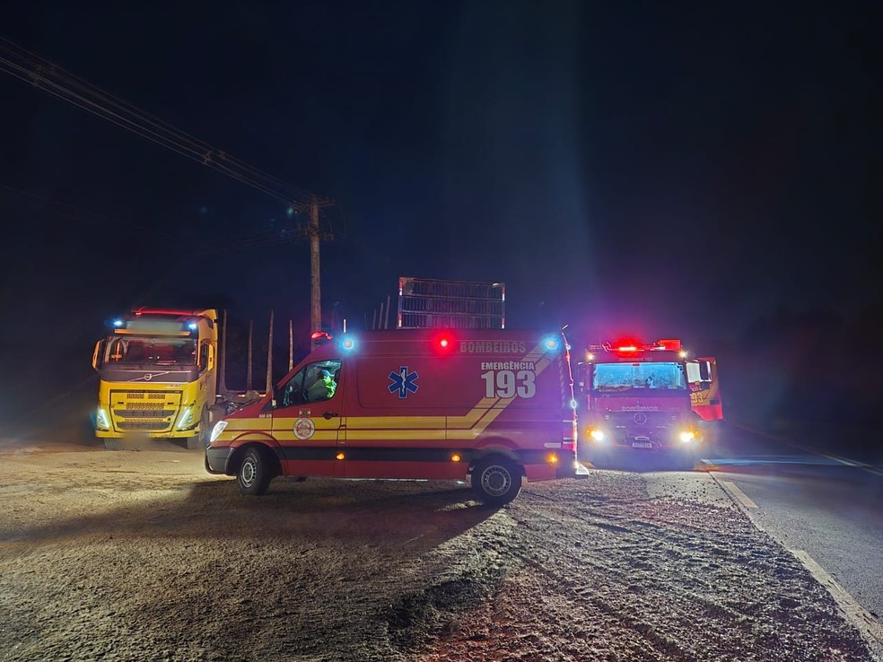 Acidente entre carro e caminhão matou cinco pessoas em um mesmo veículo em Canoinhas (SC) — Foto: Corpo de Bombeiros/ Divulgação