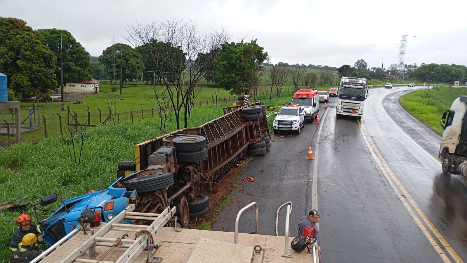 Motorista morre após tombar caminhão em rodovia do interior de SP e ficar preso nas ferragens 