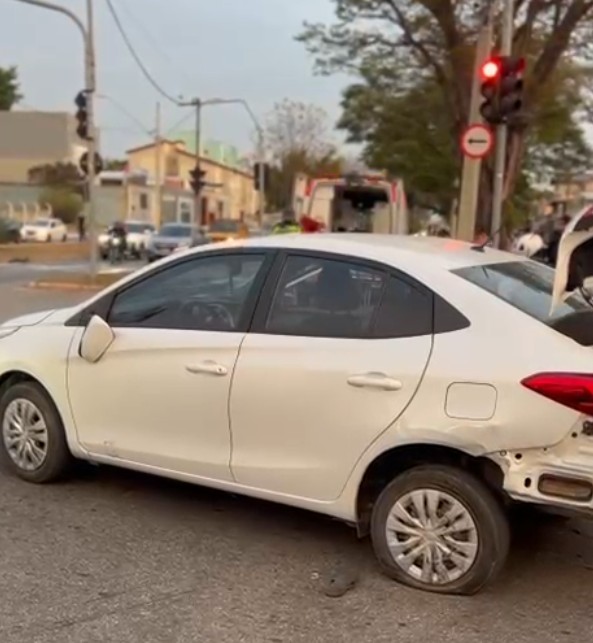 Homens são presos com drogas após tentarem fugir em carro roubado, em São José