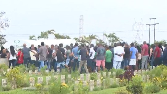 Corpos de PMs baleados no IAPI são enterrados em Salvador - Foto: (TV Bahia)