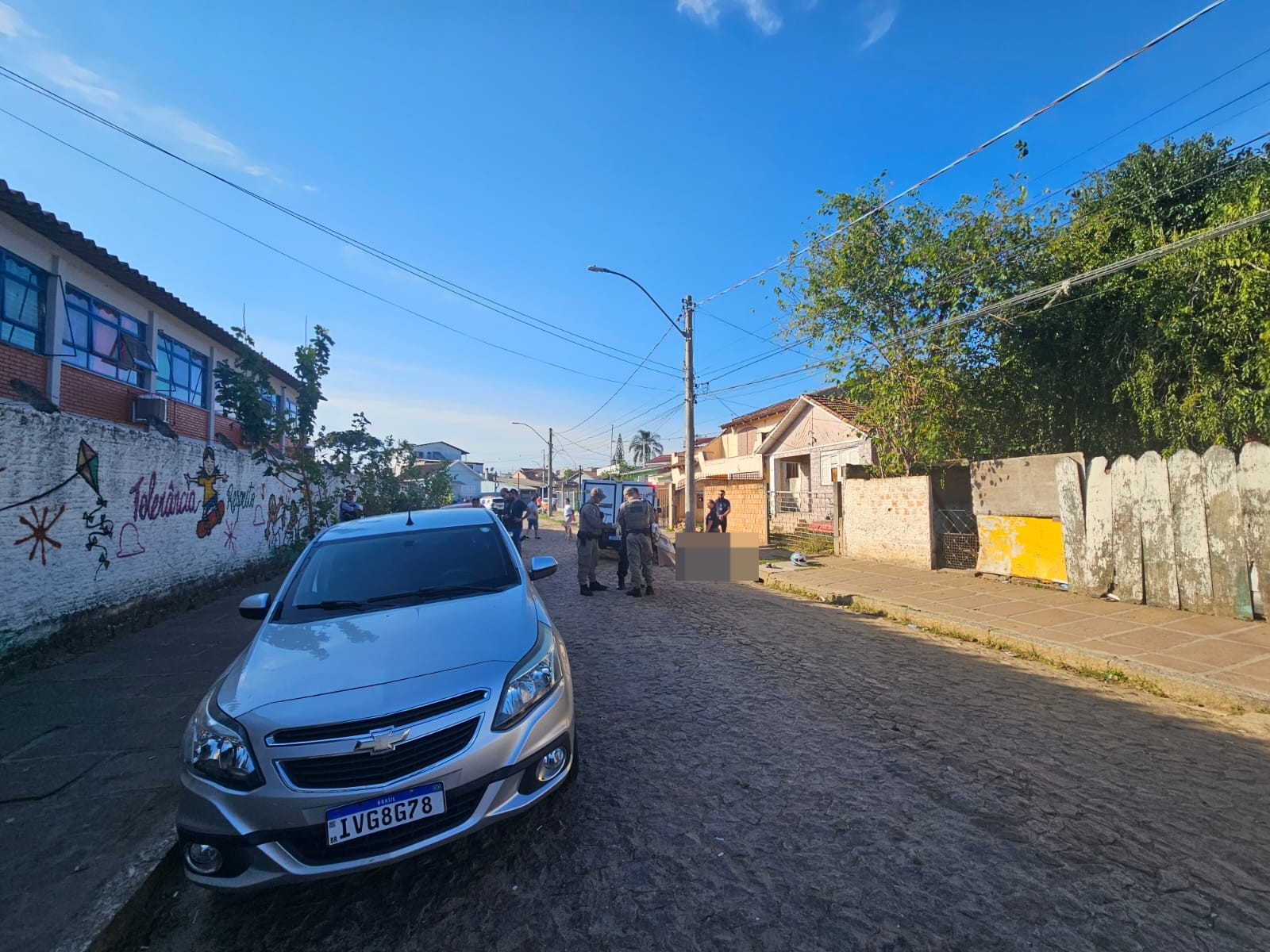 Homem morre atingido por tiros na frente de escola em Porto Alegre, diz Brigada Militar 