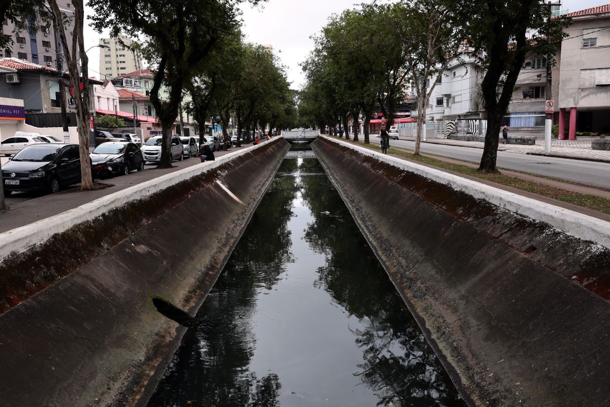 Homem morre após cair em canal do litoral de SP