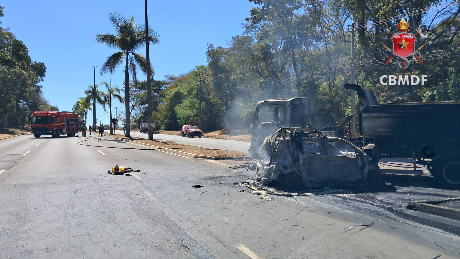 VÍDEO: Carro pega fogo após bater em caminhão em Brasília