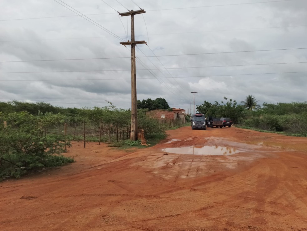 Buscas ocorreram na Vila Juremal, distrito de Baraúna, a cerca de 10 quilômetros da Penitenciária Federal de Mossoró — Foto: Ayrton Freire/Inter TV Cabugi