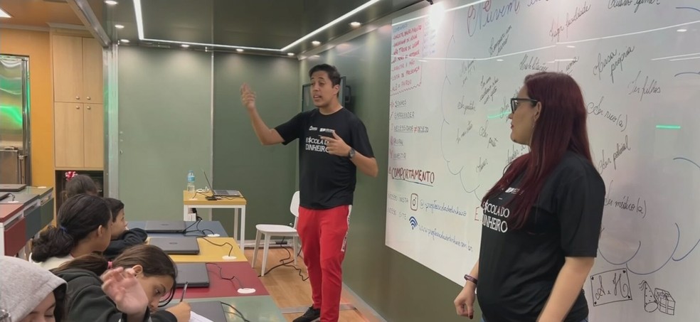 O projeto também oferece oficinas noturnas para toda a comunidade. — Foto: Reprodução/TV TEM