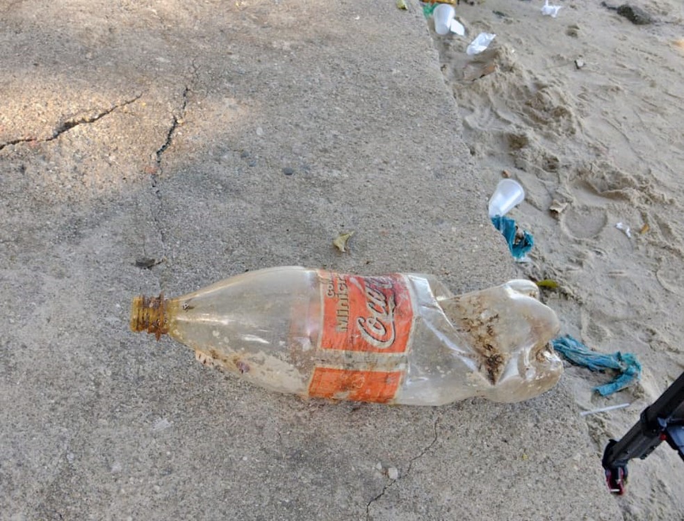Garrafa PET de Coca-Cola de 1994 foi encontrada em ilha na Baía de Guanabara — Foto: Francini Augusto/TV Globo