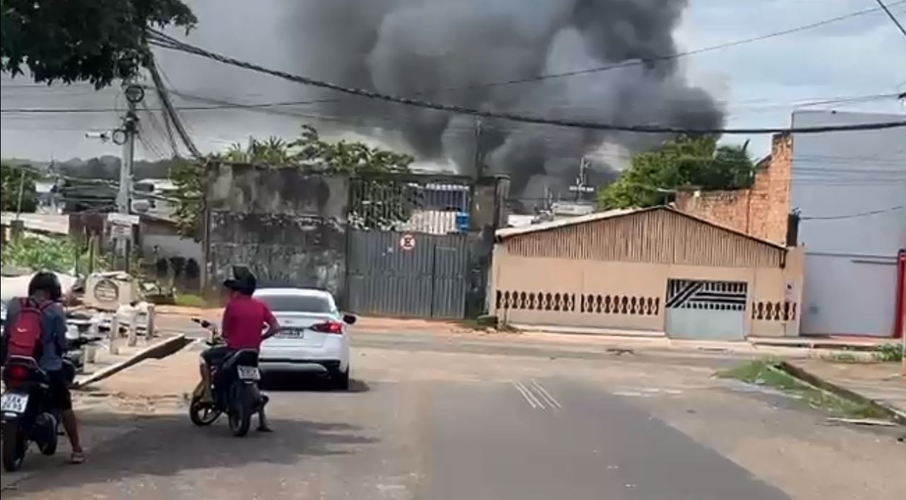 Incêndio atinge várias casas na Zona Sul de Macapá; VÍDEO