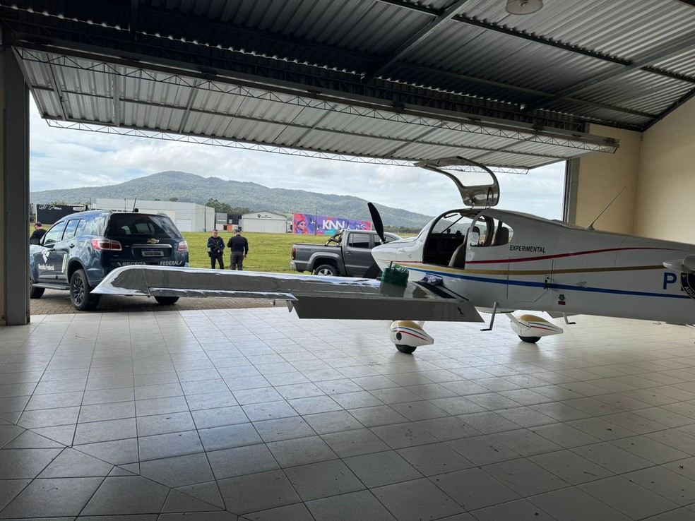 Piloto de avião é preso com mais de 500 iPhones avaliados R$ 3 milhões em SC