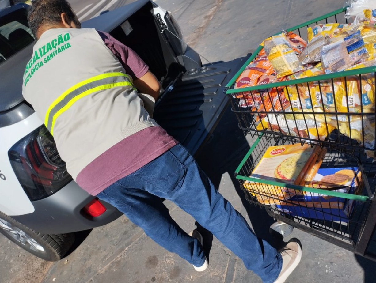 30 quilos de carnes, hambúrgueres, pizzas e alimentos estragados são apreendidos em supermercados de Umuarama