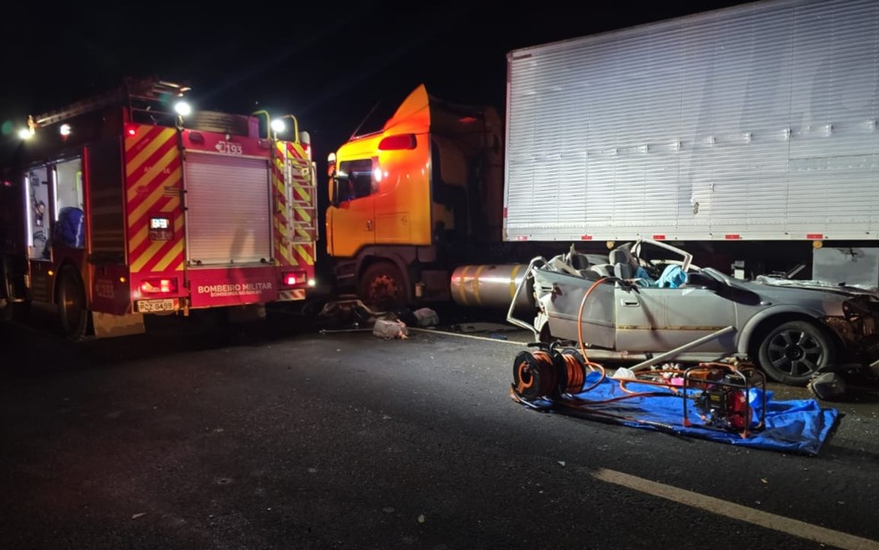Acidente entre caminhão e carro de passeio na BR-060, em Rio Verde, Goiás — Foto: Divulgação/CBMGO