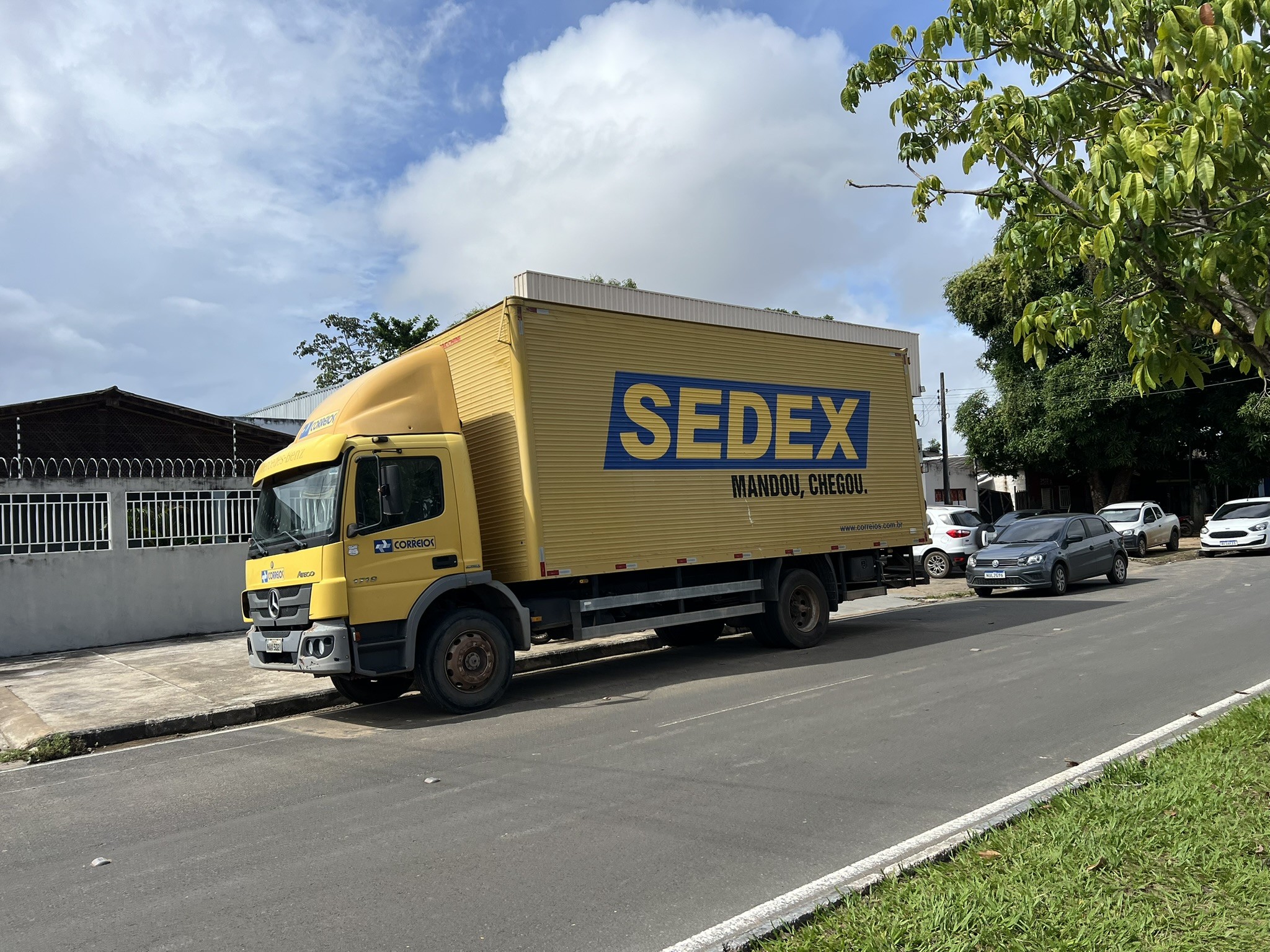 É #FAKE que Correios enviam mensagem com link para pagar taxa e liberar pacote; trata-se de golpe 