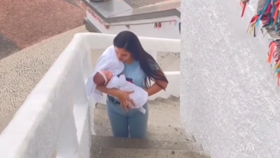 Mãe sobe escadas de joelhos e com bebê no braço em Juazeiro do Norte para pagar promessa pela saúda da filha e vídeo viraliza — Foto: Arquivo pessoal