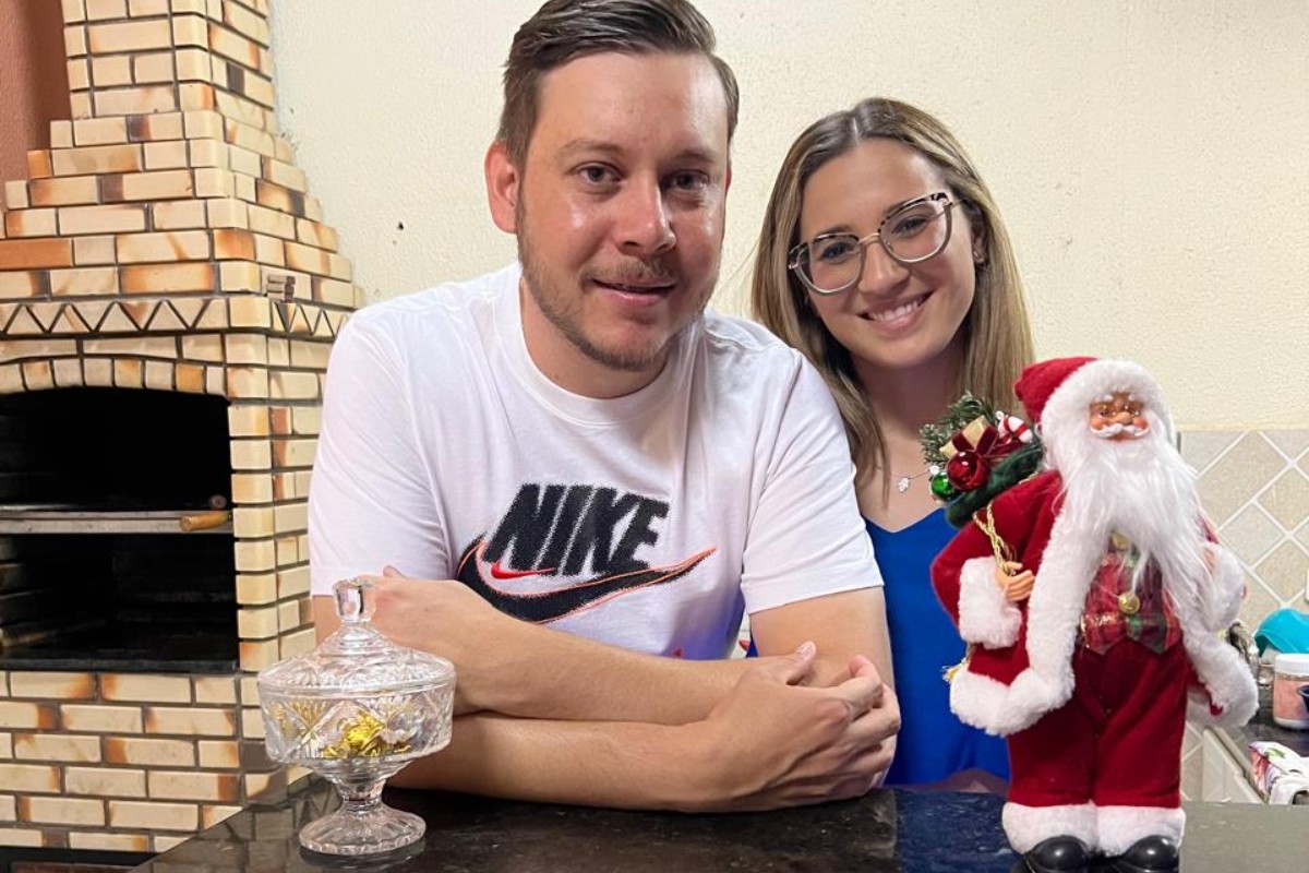 Casal se prepara para celebrar Natal após esposa doar rim ao marido com síndrome grave: 'Sentimento único'