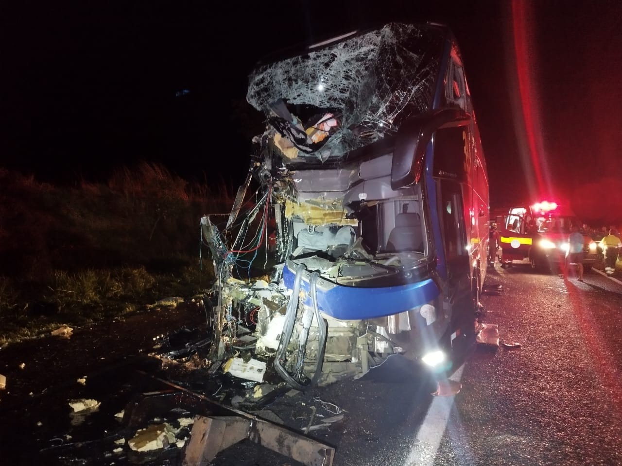 Ônibus bate em carreta carregada com xarope e deixa feridos na BR-050 em MG