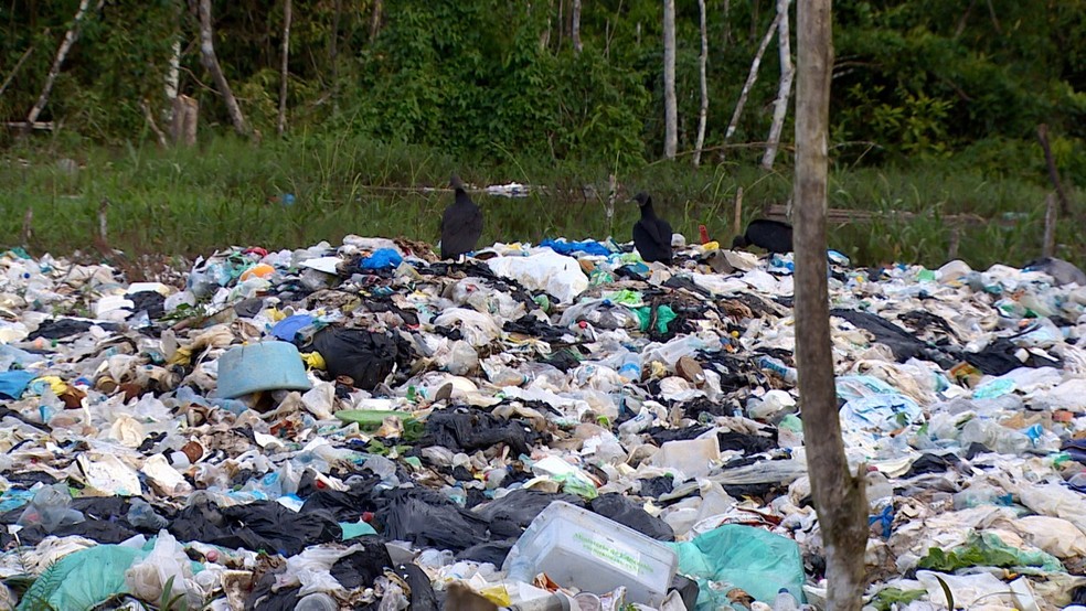 Liixo descartado irregularmente no vilarejo peruano de Islândia, conhecido como a Veneza peruana — Foto: Alexandro Pereira/Rede Amazônica