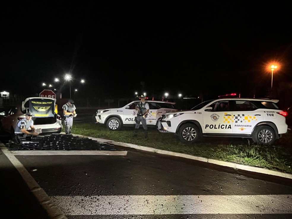 Dupla é presa por tráfico de drogas com tabletes de maconha e skank, em Parapuã (SP) — Foto: Polícia Rodoviária