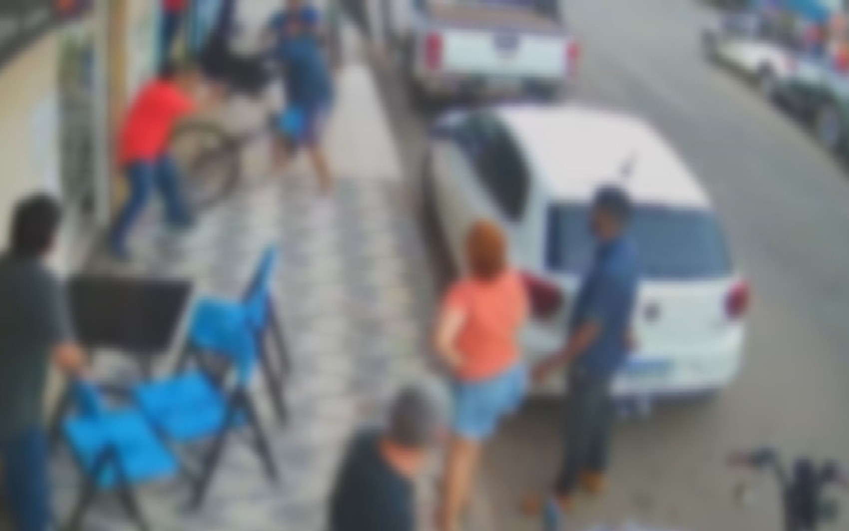 Pastor dá rasteira em suspeito de furto ao tentar impedir fuga em Alexânia; vídeo