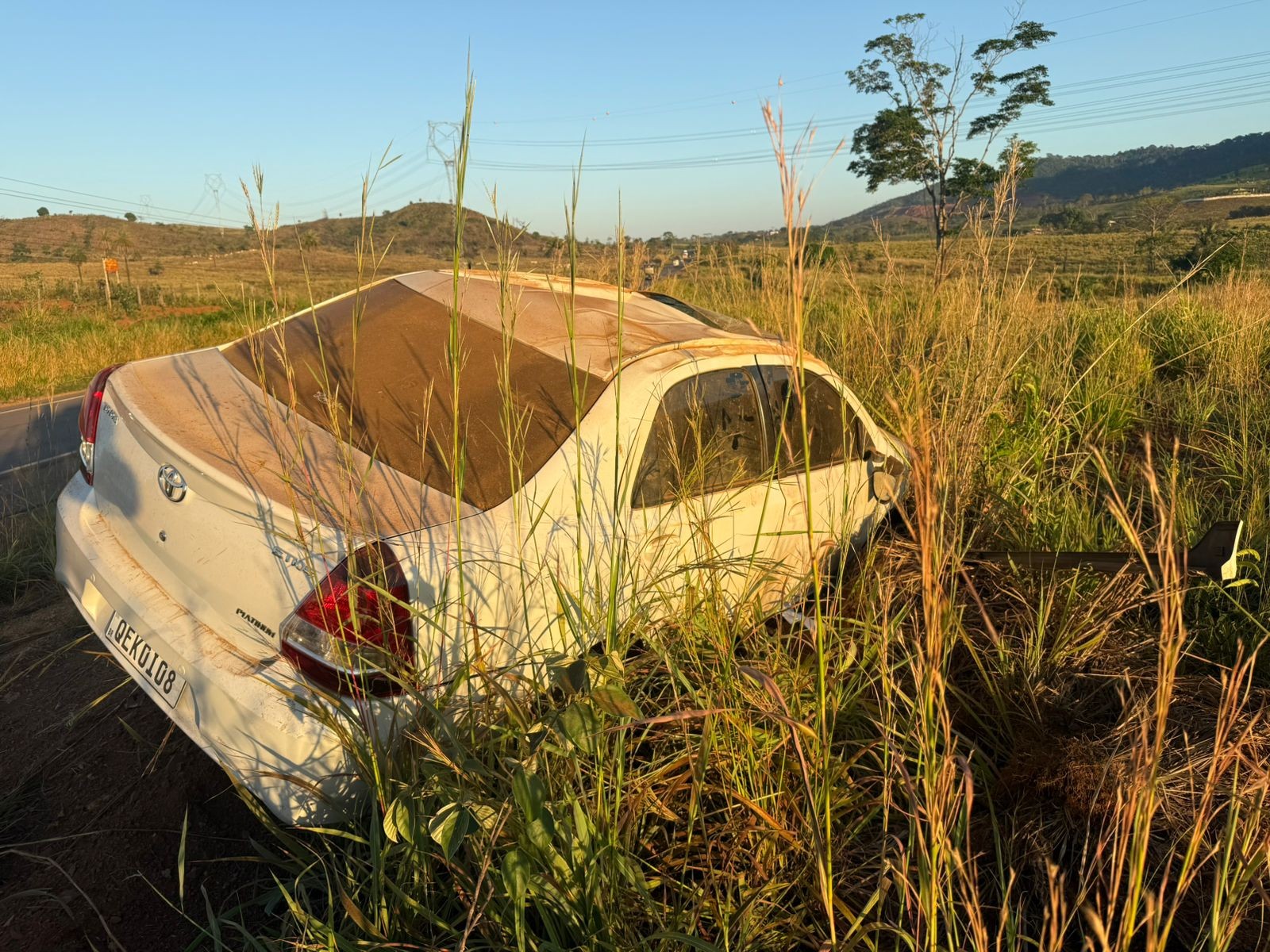 Idosos ficam feridos após carro capotar na PA-275