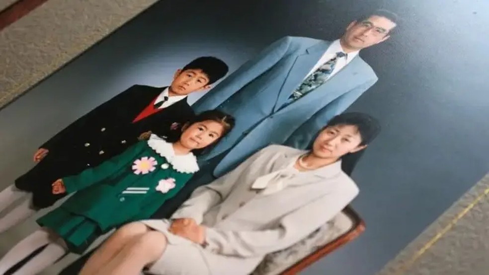 Yasuo, Yuko e os filhos em uma fotografia de família. As duas crianças estavam na escola e sobreviveram ao desastre — Foto: Hiromi Tanoue