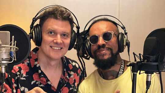 João Suplicy canta com Rael, Vanessa Moreno, Ney Matogrosso, Zélia Duncan e Frejat em álbum bilíngue de duetos -