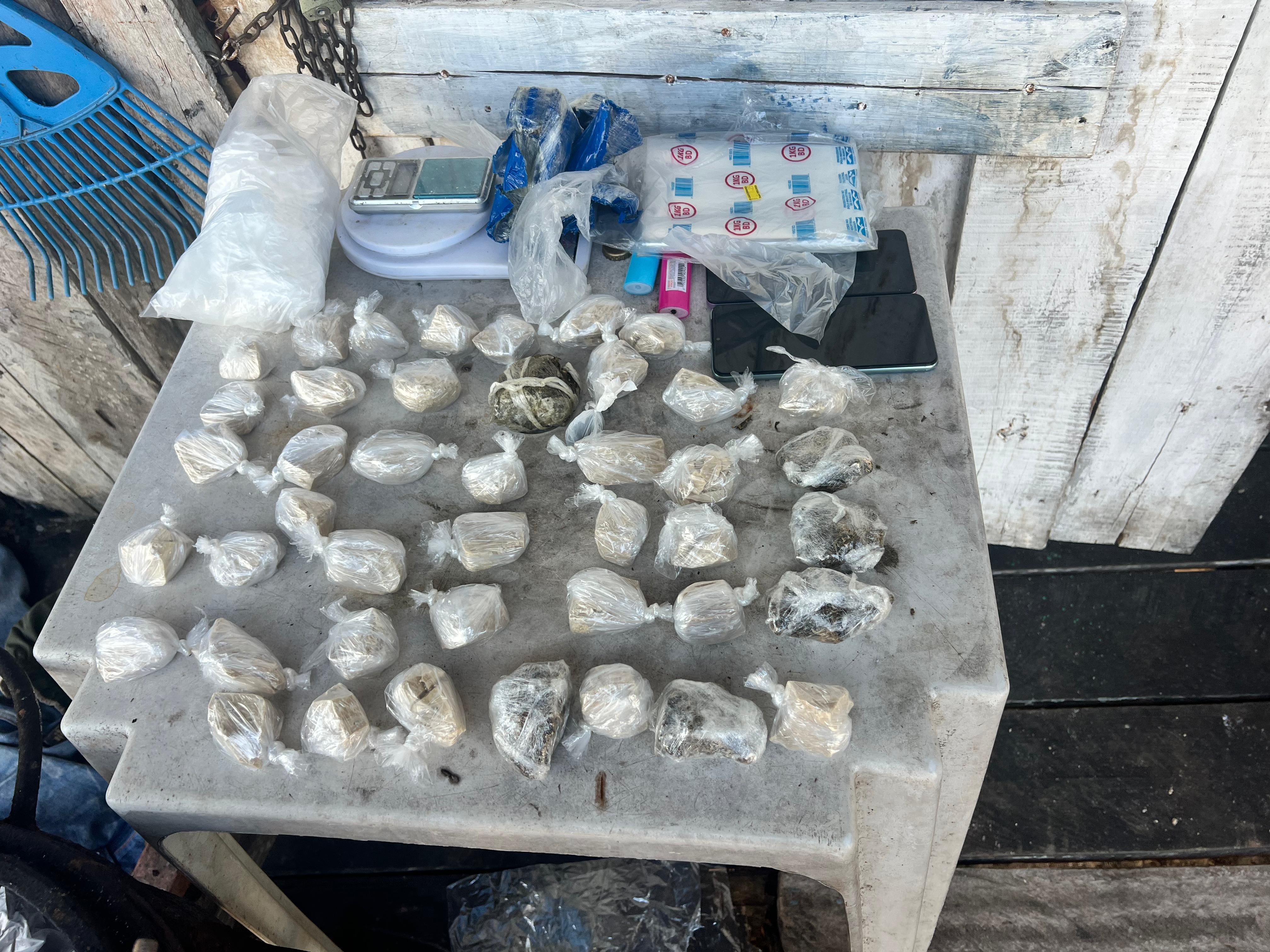 Suspeitos de vender drogas na praia do Maracanã são presos após denúncias anônimas em Santarém