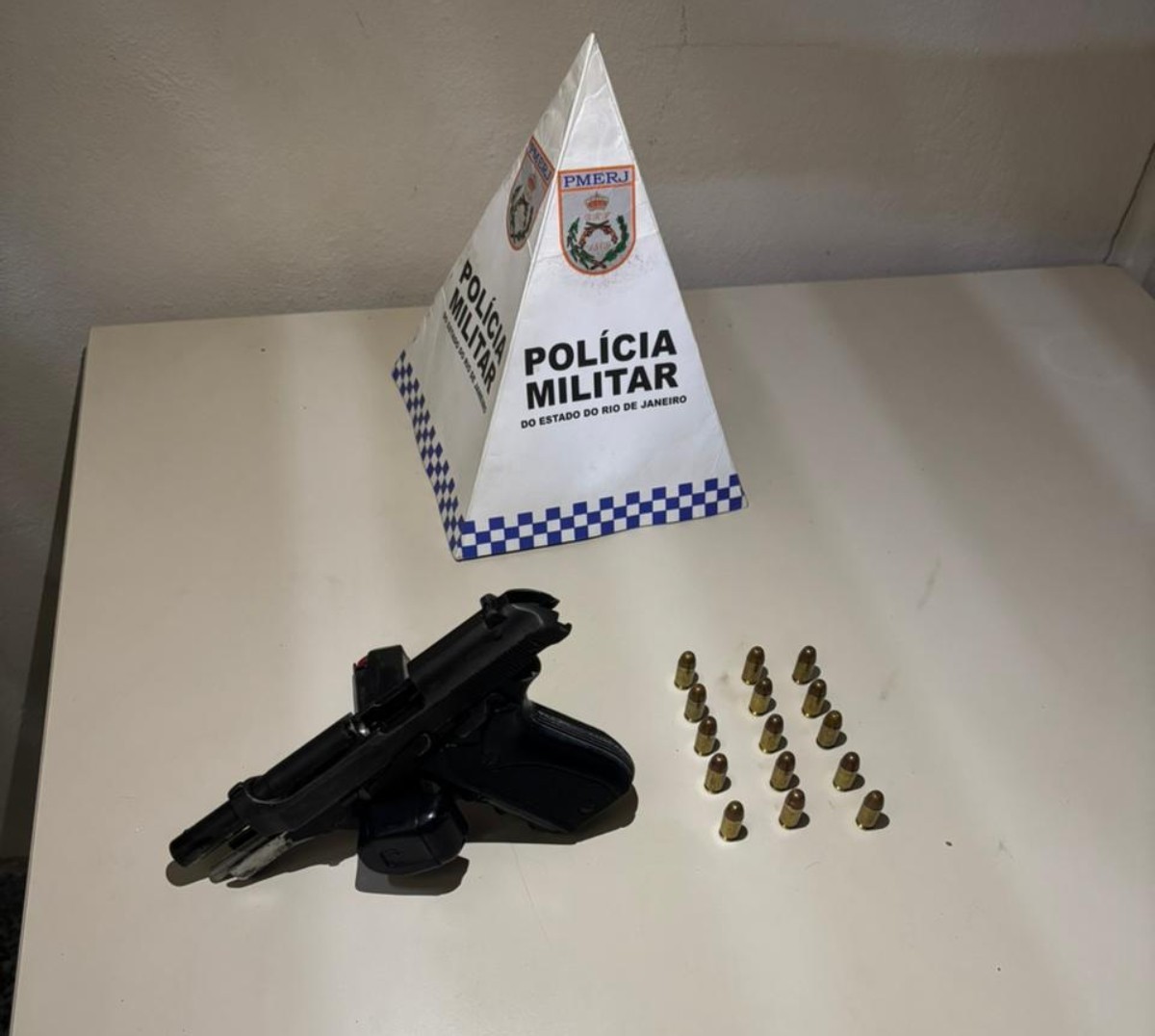 Jovem é preso com arma em Paraty